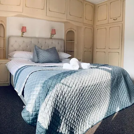 Like 3 Bed House *